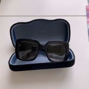 Authentic Gucci oversized black sunglasses in a very good condition no scratch